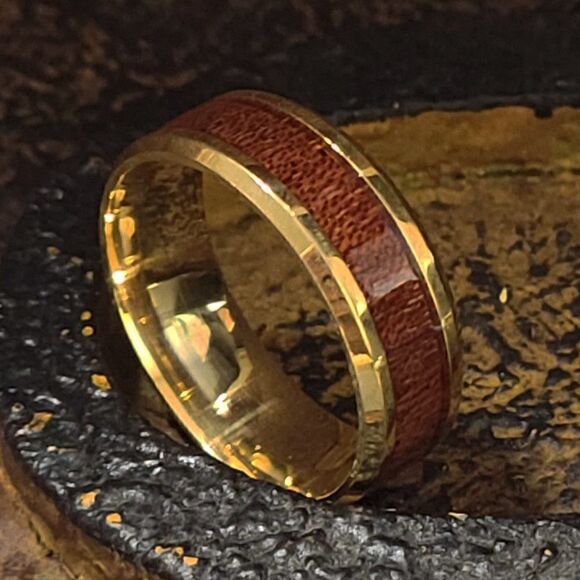 Men's Gold Wedding Ring Band With Whiskey Barrel Wood Inlay - Wedding ring Guys - Picture 4 of 9